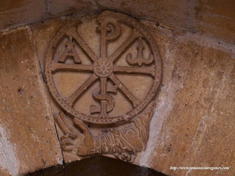 CRISMÓN TRINITARIO Y DEXTERA DOMINI EN LA CLAVE DE LA PUERTA